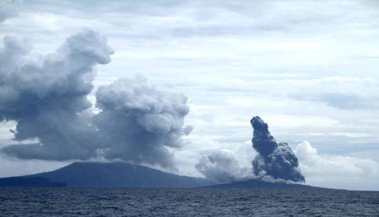 Endonezya'da yanardağ patladı küller etrafı sardı
