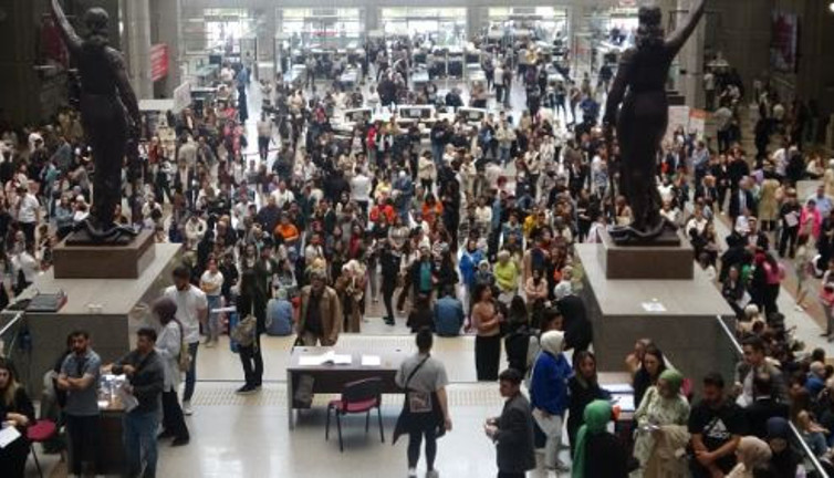 Bu da icra ve zabıt katipliği kuyruğu. 5 bin kişi ter döktü