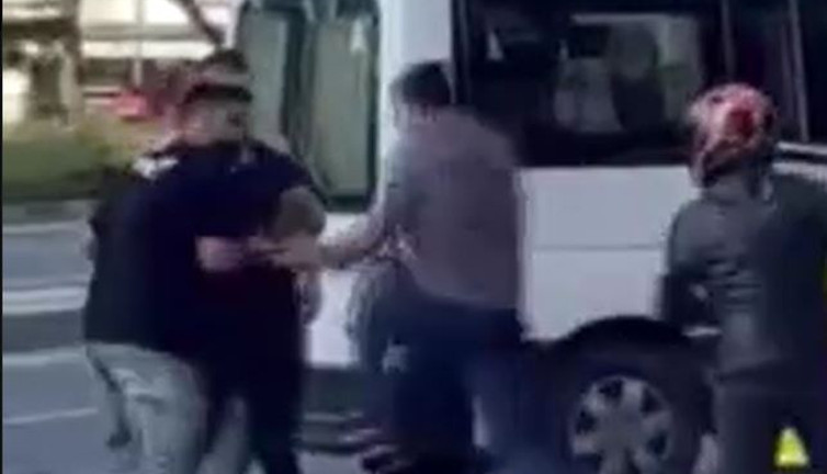 Taksici ile minübüsçünün nefes kesen kavgası