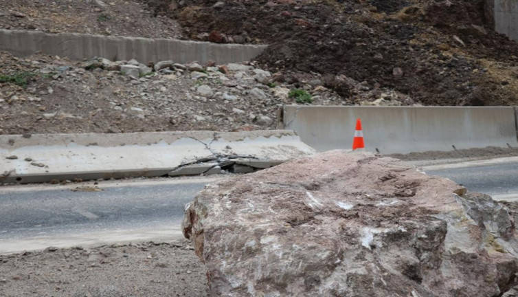 Bolu’da meydana gelen heyelan Ankara yolunu trafiğe kapattı