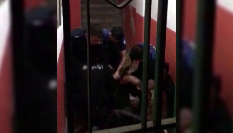 Elinde satırla sokakta bağırarak yürüdü; havaya ateş açılarak yakalandı