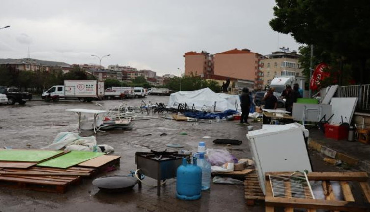 Fırtınanın kermes çadırını uçurduğu anlar kamerada