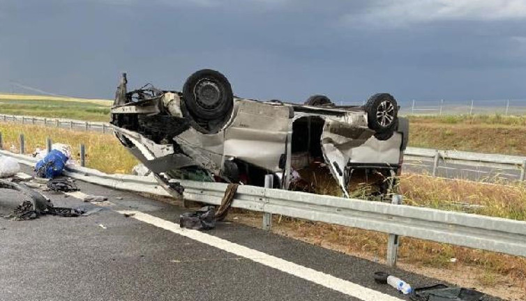 Aksaray'da, bariyerlere çarptı takla attı 2 ölü