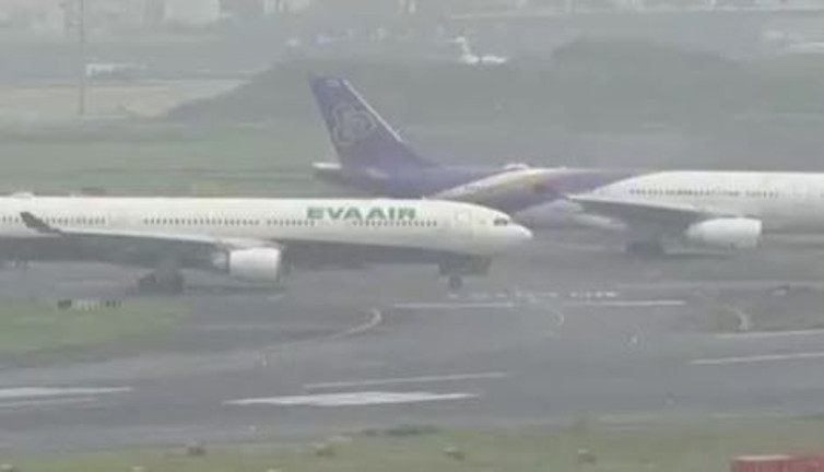 İki yolcu uçağı temas etti pist kapatıldı