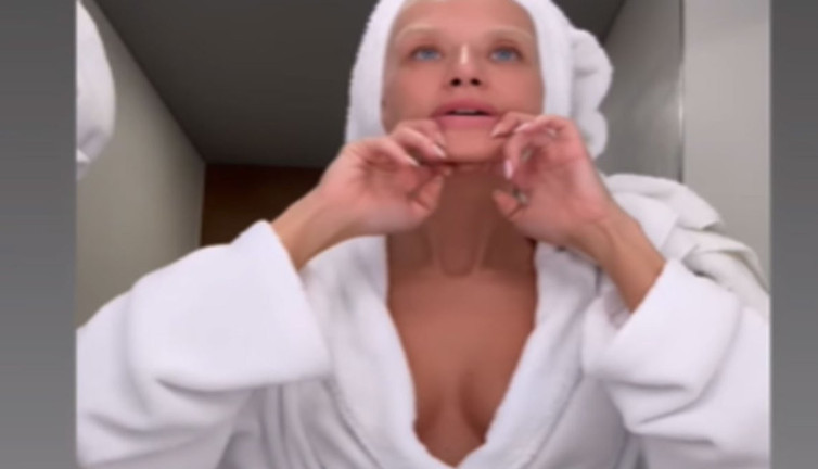 Didem Soydan'dan dekolteli bakım videosu