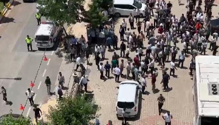 Servisçiler birbirine girdi. Seçim ertelendi