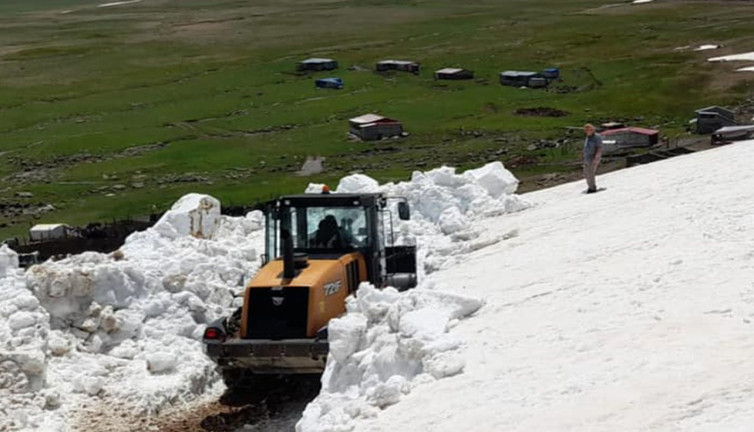 Haziranda karla kaplı yaylalarda karla mücadele sürüyor