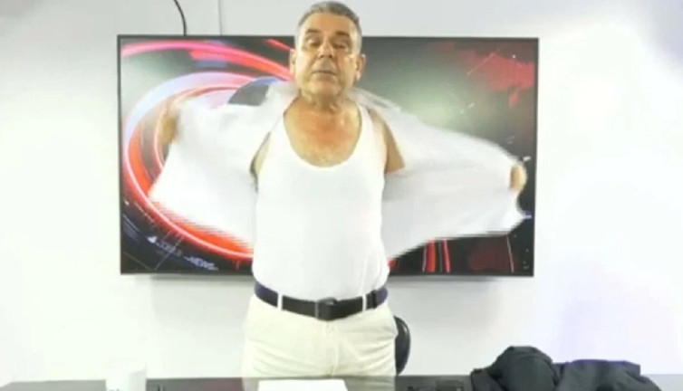 Ana haber sunucusu canlı yayında protesto için soyundu: Hatay'ın sesi duyulsun istiyorum