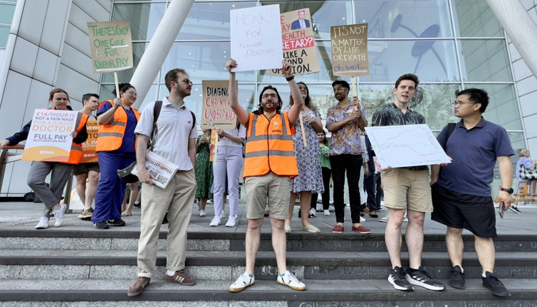 İngiltere'de pratisyen hekimler bu yıl üçüncü kez greve git