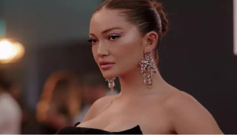 Ünlü fenomen kırmızı saçlarıyla olay oldu. Yeni imajıyla bakın kime benzetildi?