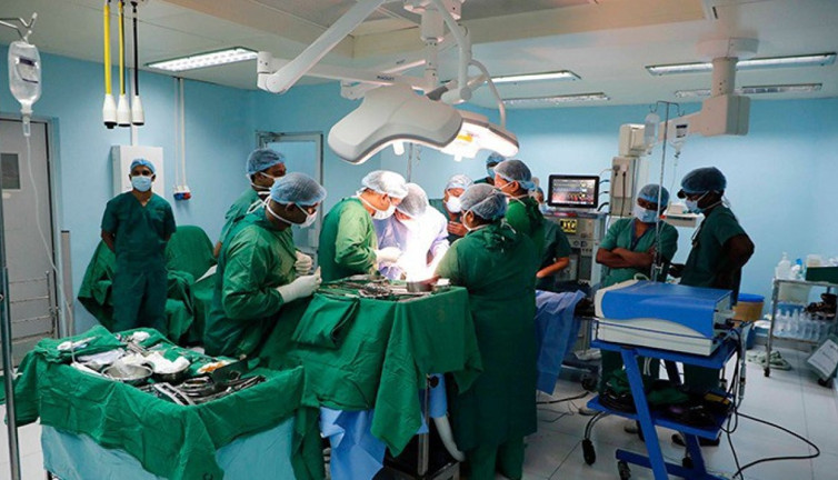 801 gram ağırlığında böbrek taşı çıkarıldı. Dünya rekoru