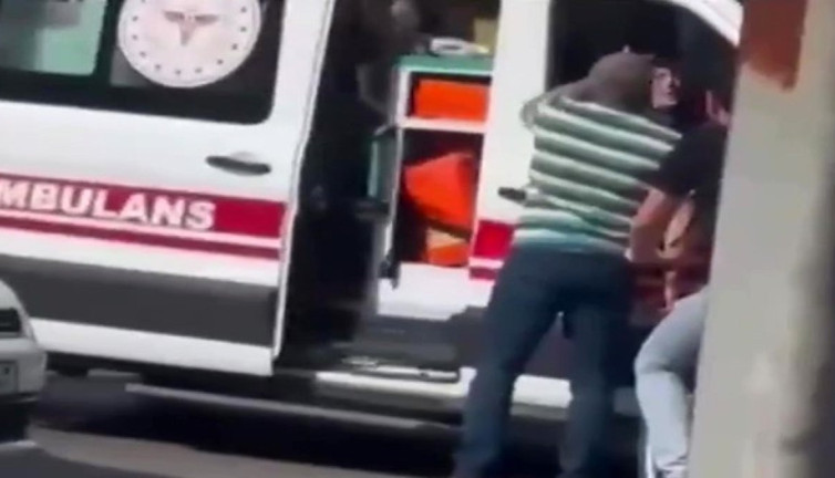 Hastayı görmeyene kadar ambulansa yol vermedi