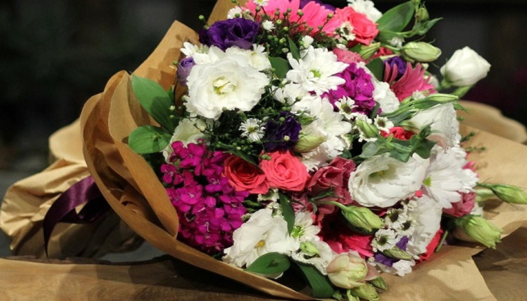 Şikayetçi olduğu eşiyle 'bir buket çiçek' karşılığında uzlaştı