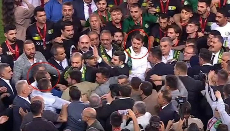 Şanlıurfaspor’un kupa töreninde arbede çıktı: Vali, kupayı eski başkandan kaçırdı