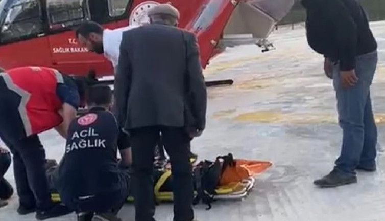 Atın teptiği vatandaş helikopter ambulansa hastaneye yetiştirildi