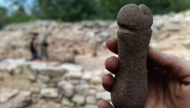 Penis şeklindeki taşın ne için kullanıldığı üstündeki izlerden keşfedildi