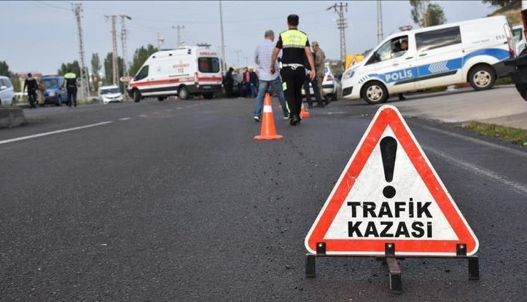 Tekirdağ'da kamyonun çarptığı otomobildeki 4 kişi yaralandı