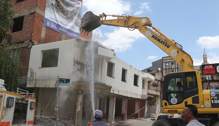 Erzurum'da riskli yapılar yıkılıyor