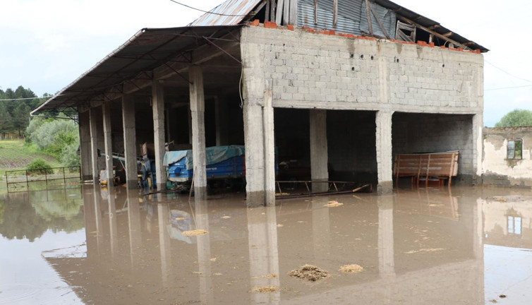 Samsun’da sağanak taşkın ve su baskınlarına neden oldu