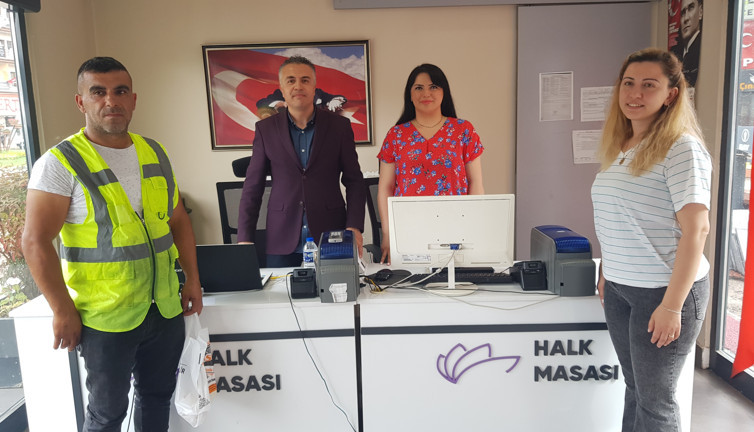 Parkı süpürürken bulduğu cüzdanı sahibine verdi. Aldığı ödül şok etti