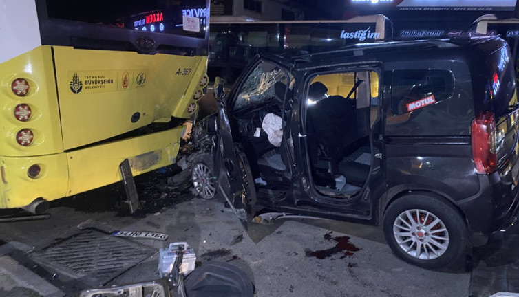 Kontrolden çıkan otomobil İETT otobüsüne çarptı: 4'ü ağır 6 yaralı