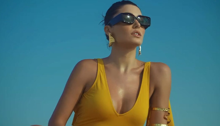 Oyuncu Hande Erçel'den sıcak bir yaz hilayesi