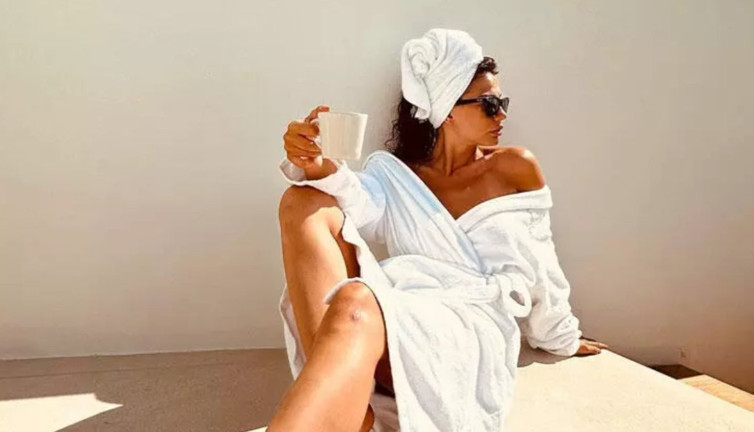 Demet Özdemir'in bornozlu pozları sosyal medyayı alevlendirdi