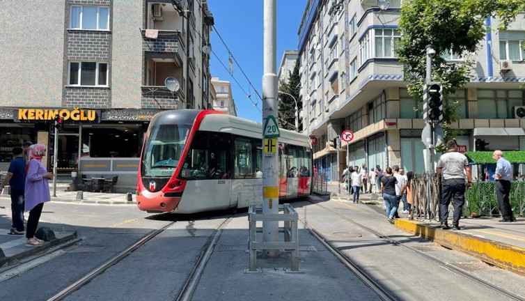 İstanbul’da tramvay raydan çıktı: Vatman kapıları açıp yolcuları tahliye etti