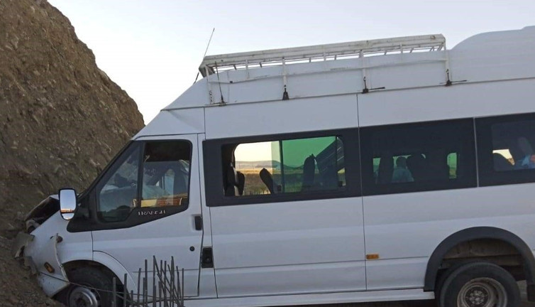 Yolcu minibüsü menfeze çarptı: Çok sayıda yaralı var