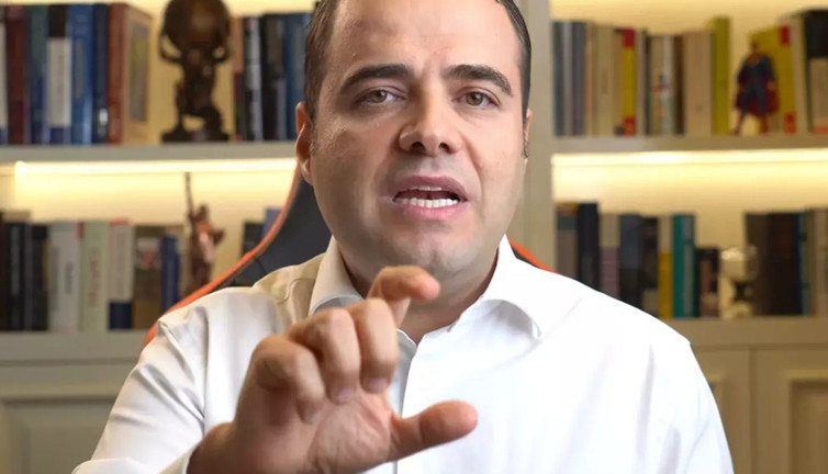 Hande Fırat basit ekonomi kuralını ‘çok zekice’ diye paylaştı. Özgür Demirtaş anında cevap verdi