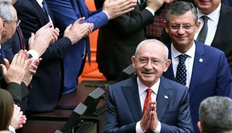 CHP'de değişim seslerinin yankısı sürüyor. Özgür Özel'in çıkışı partiyi ikiye böldü