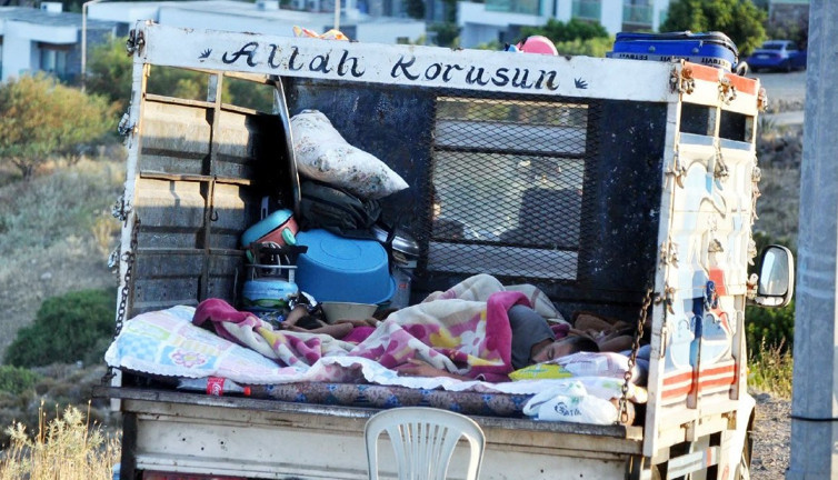 Ucuz yer bulma hayaliyle gittikleri tatilde rezil oldular. Pahalılıktan sokaklarda yattılar