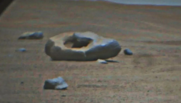 Mars'ta çekilen görüntü uzaylı tuvaleti sanıldı. Gerçek bambaşka çıktı