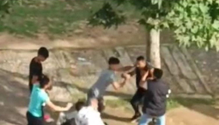 Parkta iki grup birbirine girdi: Tekmeler yumruklar havada uçuştu