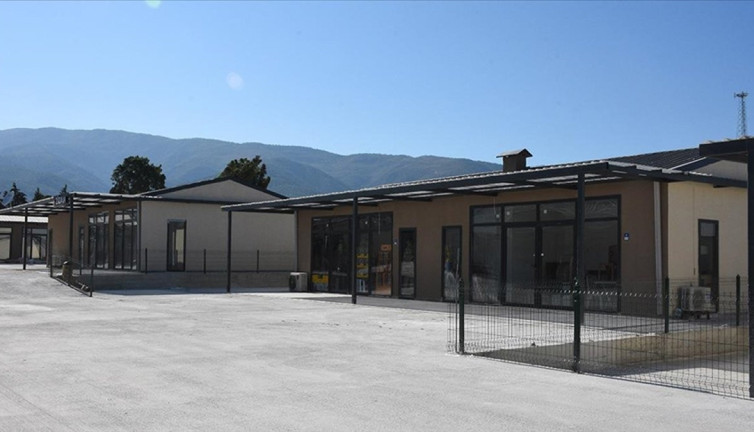 Hatay'da 2 bini aşkın depremzede esnafa geçici iş yerleri teslim edildi