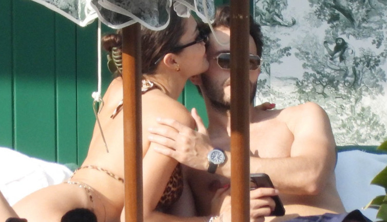 Hande Erçel ile Hakan Sabancı sarmaş dolaş görüntülendi