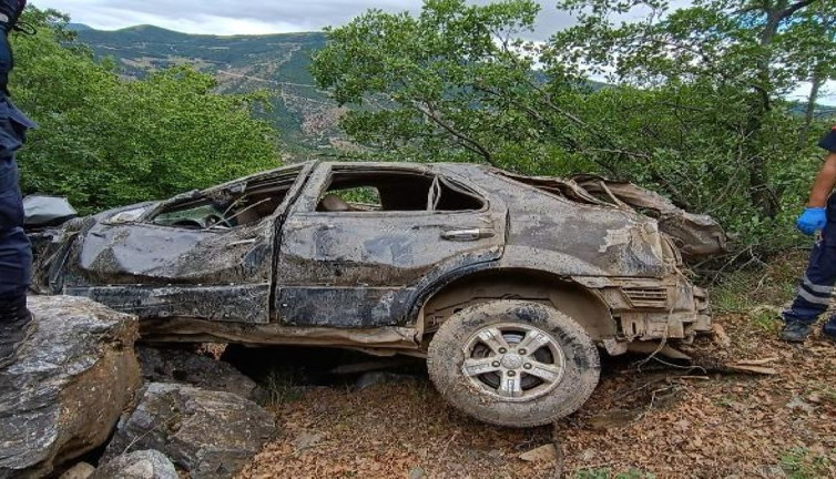 20 saattir kayıp otomobil uçurumun dibinde bulundu 2 ölü, 1 yaralı