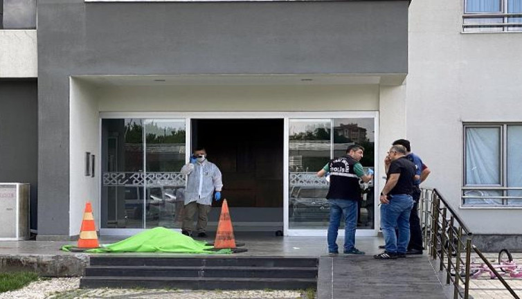 Kuşunu yakalamak için çıktığı 22 katlı rezidansın çatısından düştü. Hayatını kaybetti