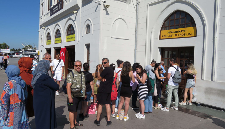 Kadıköy ve Kabataş iskelelerinde Adalar yoğunluğu