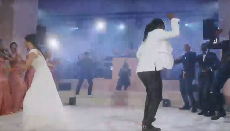 Gomis 3 çocuğunun annesiyle evlendi. Düğünde yaptığı dans gündem oldu