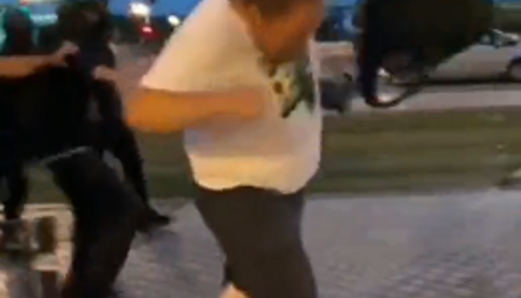 Fransa’da “Mülteciler gitmesin” diyen derneğin başkanı da ülkeyi karıştıran mültecilerden dayak yedi