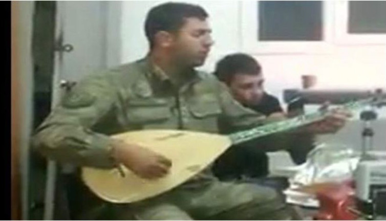 Edip Akbayram da söylüyor Herkes aşk şarkısı sanıyordu. Sen benden gittin gideli şarkısını babası için yazmış