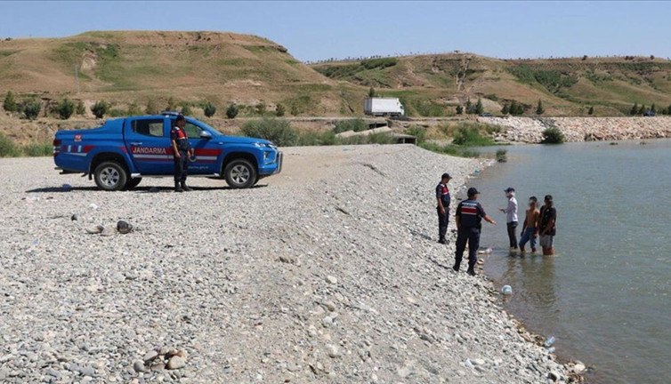 Yasaklanan yerlerde suya giren 18 kişiye para cezası uygulandı
