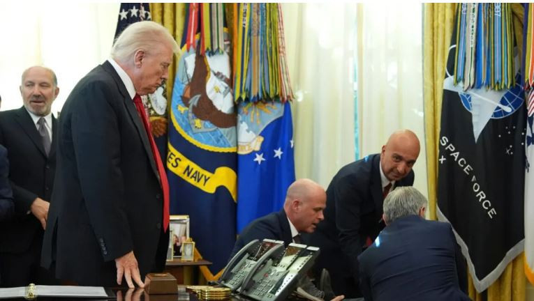 Trump’ın basın toplantısında korkutan anlar! Fenalaşan CEO'ya Dr. Mehmet Öz müdahale etti - Resim : 2