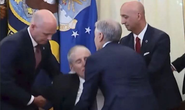 Trump’ın basın toplantısında korkutan anlar! Fenalaşan CEO'ya Dr. Mehmet Öz müdahale etti - Resim : 1