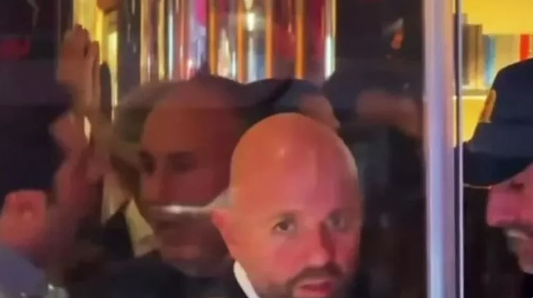 Yasemin Ergene’den ayrılan İzzet Özilhan eğlencede yakalandı: Bekar hayatına hızlı giriş yaptı - Resim: 1