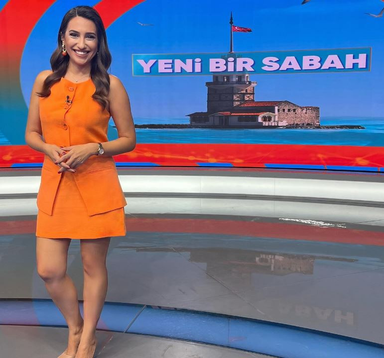 Halk TV sunucusu izleyicilerine veda etti. Yerine Ebru Baki geldi - Resim : 1