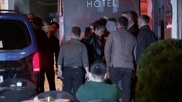 Dünya yıldızı futbolcu Jadon Sancho ve rapçi sevgilisi Saweetie’ ile Sirkeci paparazzilere yakalandı: Köşe bucak saklandılar! - Resim : 14