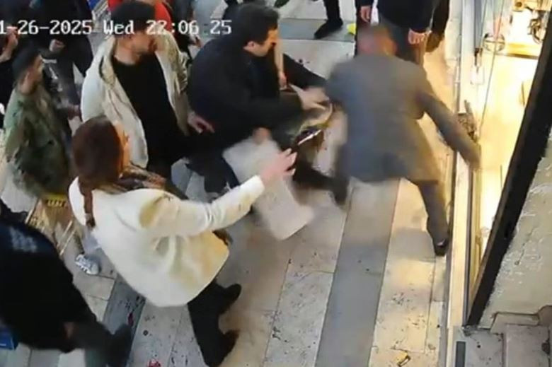 Eşine bıçakla saldıran şahsa esnaf haddini bildirdi... O anlar kameralara yansıdı - Resim : 1