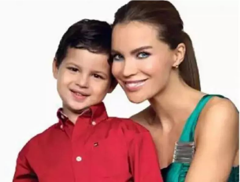 Ebru Şallı’dan gelin adayıyla yemekte: 20’lik yakışıklı Beren Tan’ın sevgilisi Laçin Terlemez ile ilk pozu! - Resim : 1